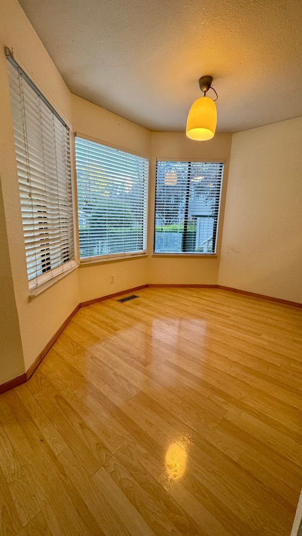 Foto del edificio - 2 bedroom condo with garage  and inside la...