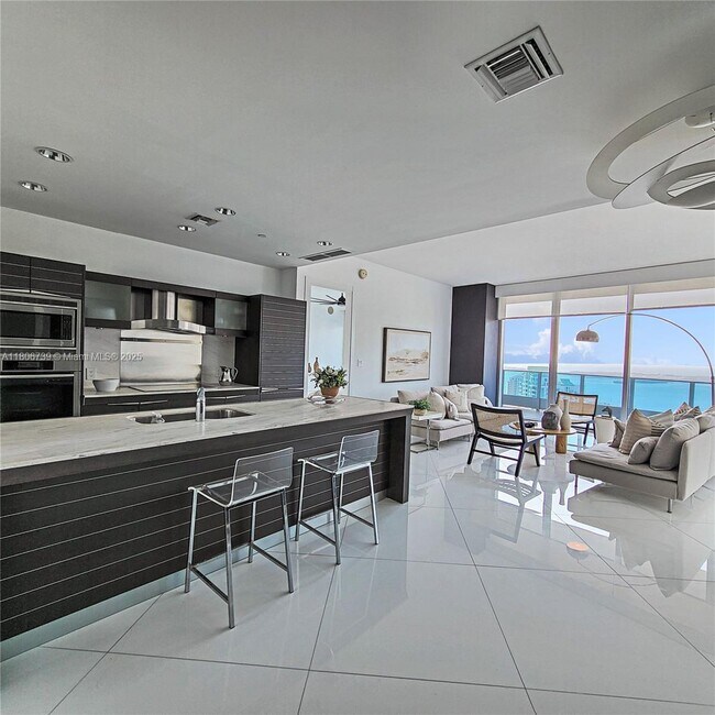 Building Photo - 200 Biscayne Blvd Way