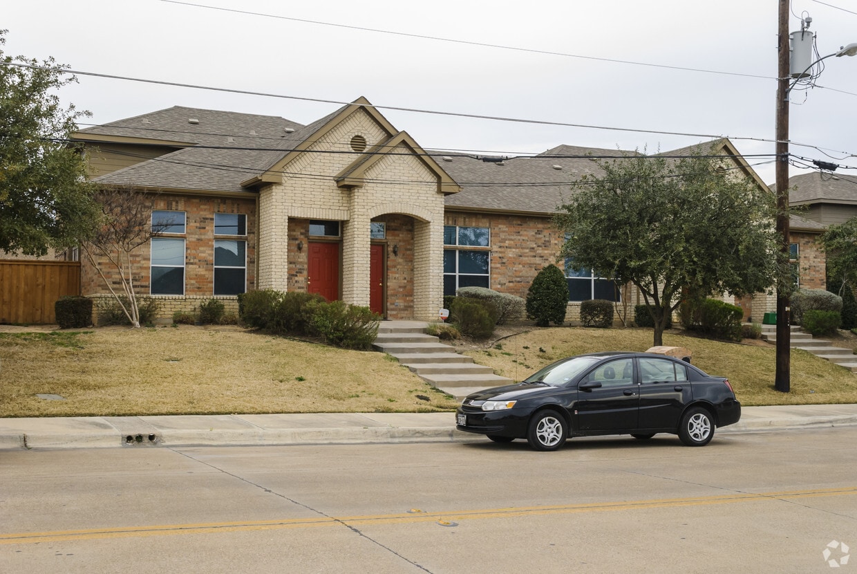 Kings Village Carriage Homes Apartments in Grand Prairie, TX