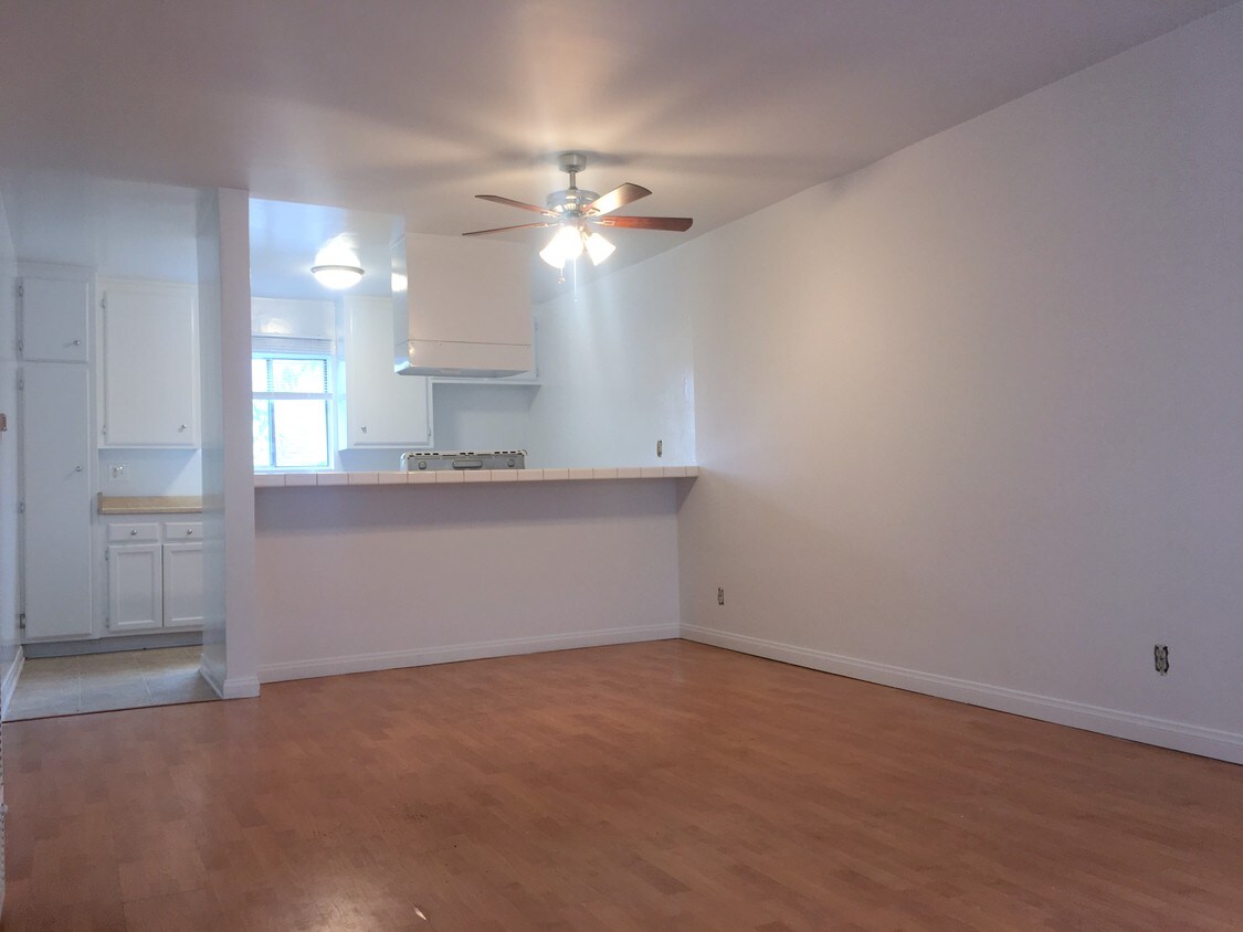 Living Room - 603 N New Hampshire Ave