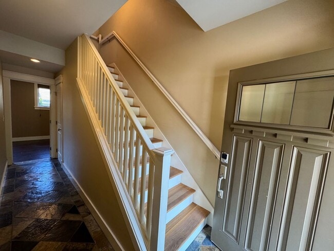 Foto del edificio - Cozy 3 bed 2.5 bath townhome on North Quee...