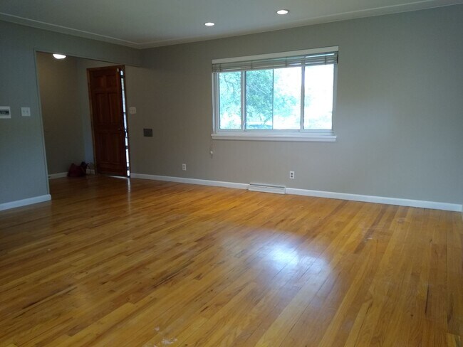 Building Photo - Stunning 4 bedroom 2 bath Virginia Village...