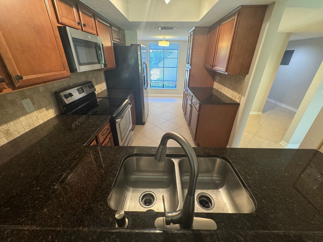 Primary Photo - Spacious Two Bedroom Two Bath Condo in Pon...
