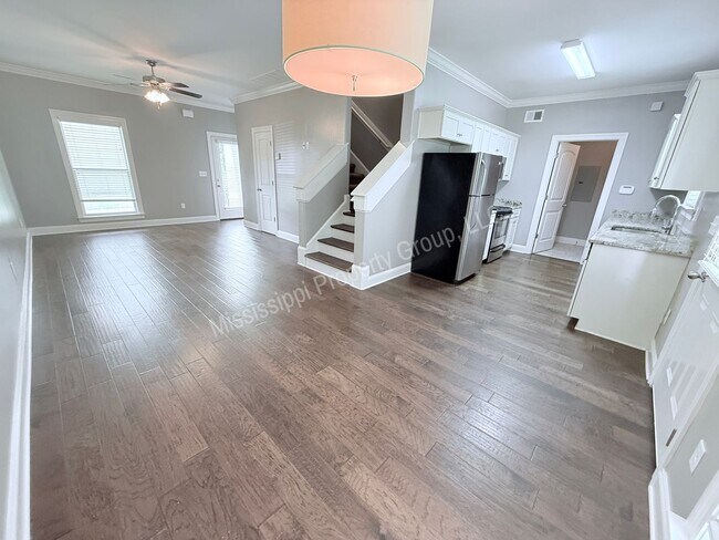 Foto del edificio - 4BR/4.5BA Stand Alone Unit For Rent