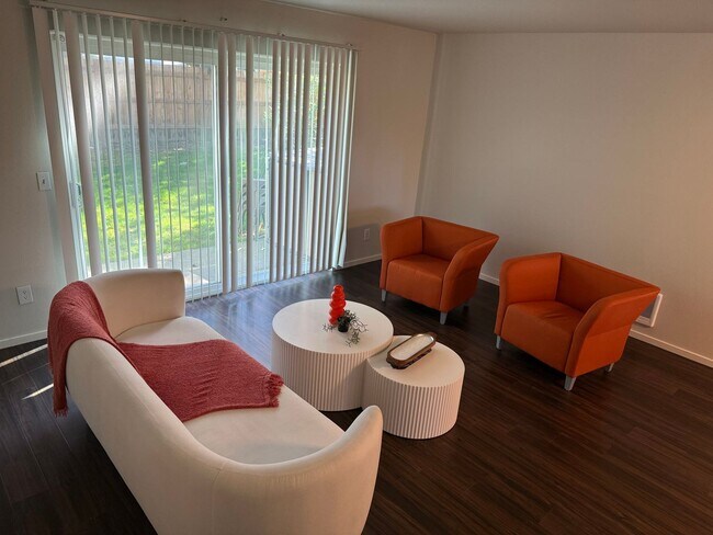 Building Photo - Newly Remodeled Townhome in the Heart of K...