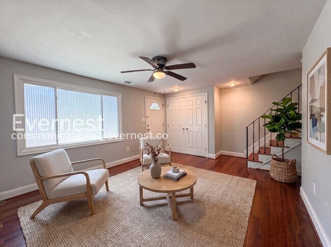 Building Photo - 3 Bed/1.5 Bath Townhome with Fenced Yard / Vouchers Accepted / Available Now!