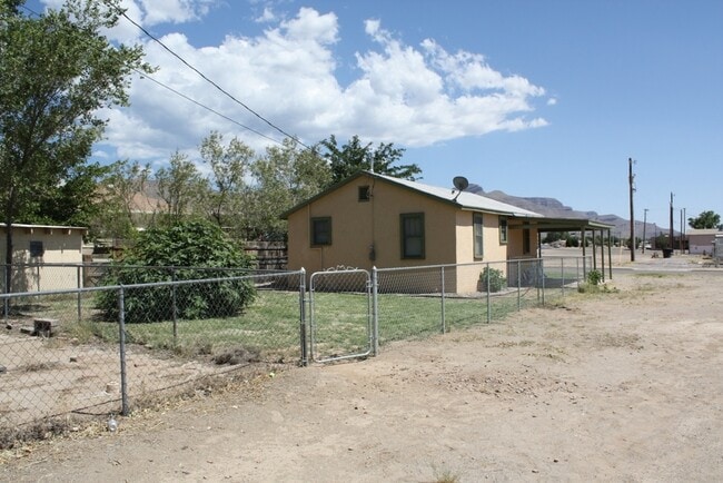 Building Photo - Central Location