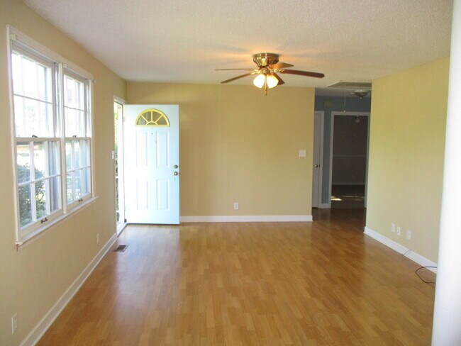 Foto del edificio - 3 Bedroom Pet Friendly Home For Rent!