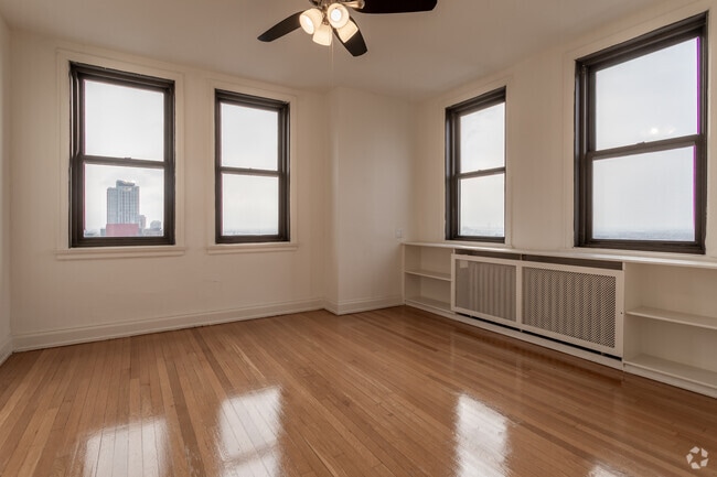 1BR, 1BA 561SF - The Chancellor