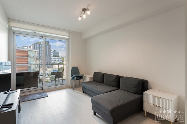 Building Photo - Newer 1 Bed + Den Condo for Rent near Scie...