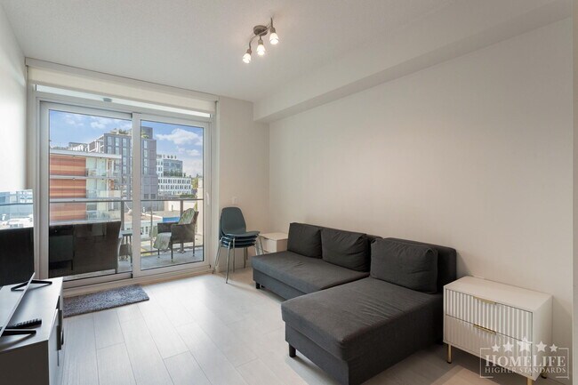 Photo du bâtiment - Newer 1 Bed + Den Condo for Rent near Scie...