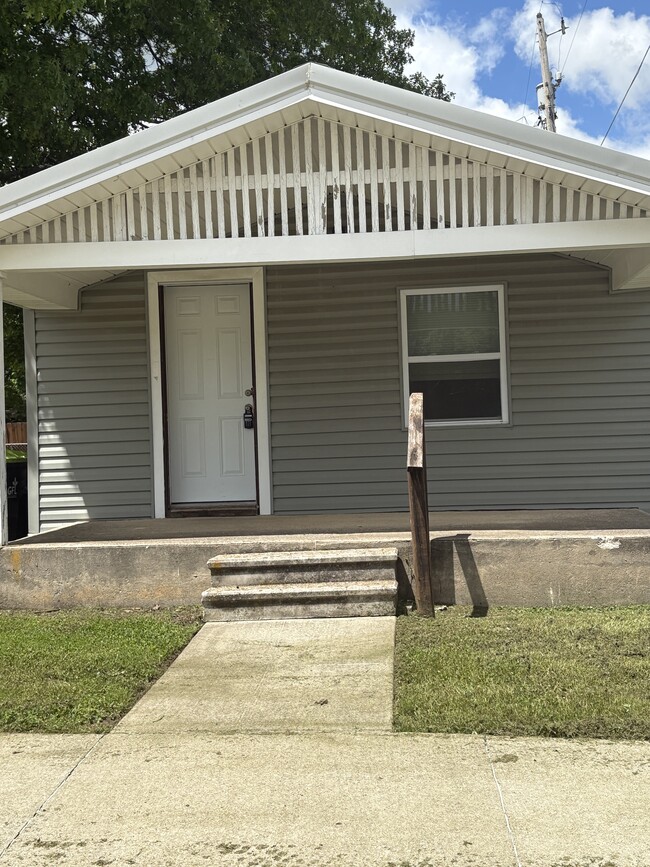 Building Photo - 321 S Oak Ave