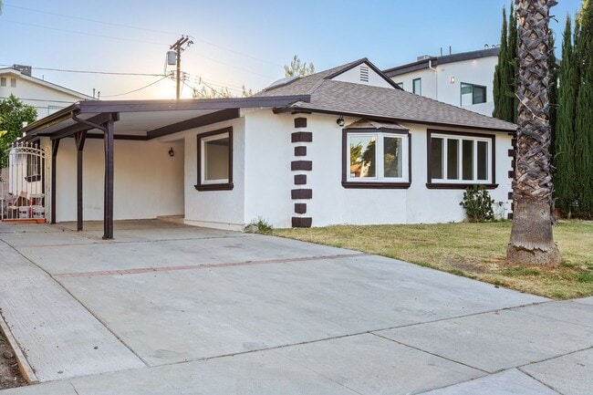 Foto del edificio - 5137 Chimineas Ave