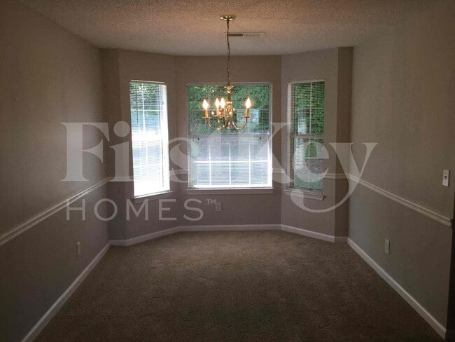 Foto del edificio - 5243 Round Table Dr