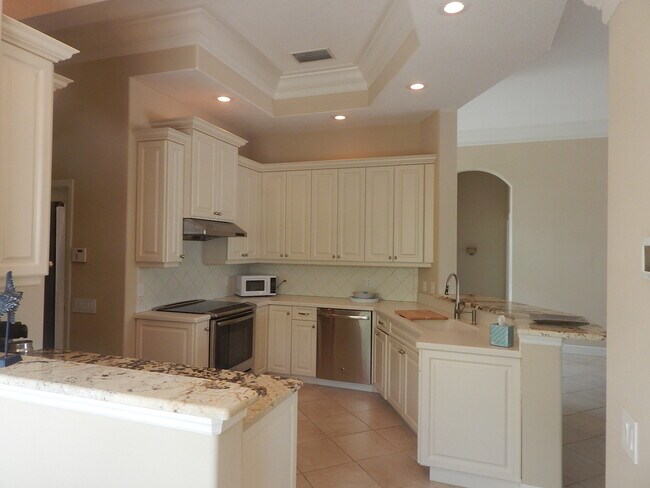 Foto del edificio - SUMMER/ FALL FURNISHED  3/2 IMMACULATE POOL HOME - ROSEDALE COMMUNITY