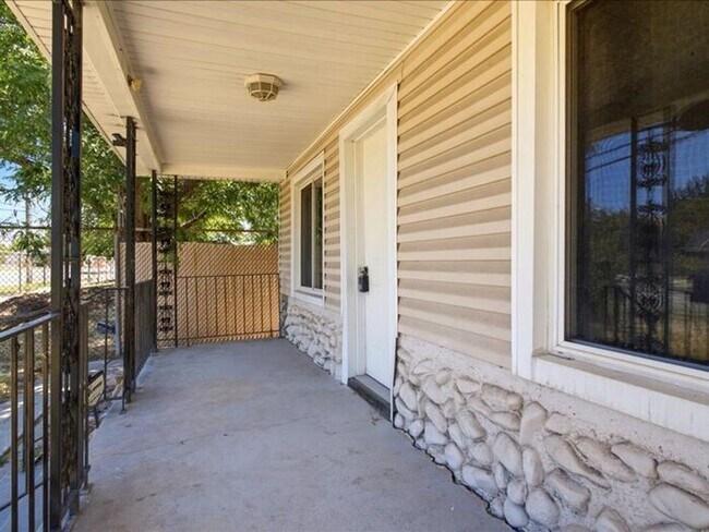 Foto del edificio - Poplar Grove 2 bedroom 1 bath, fenced