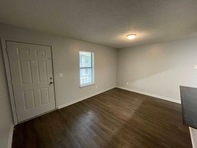 Foto del edificio - Fully renovated. New owner. Improved prope...