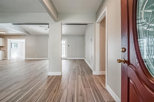 Building Photo - 707 Riverside Dr