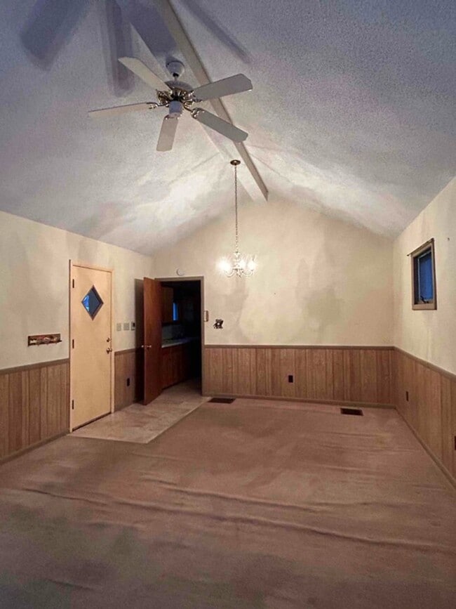 Building Photo - Spacious & Charming! Ready for your Family!!