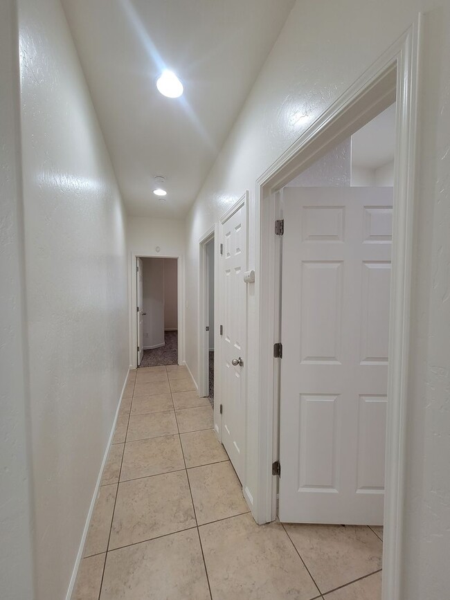 Foto del edificio - 4 bedroom 2 bathroom in NW Visalia!