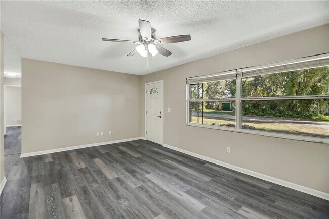 Building Photo - Beautiful 3/2 Ready Now