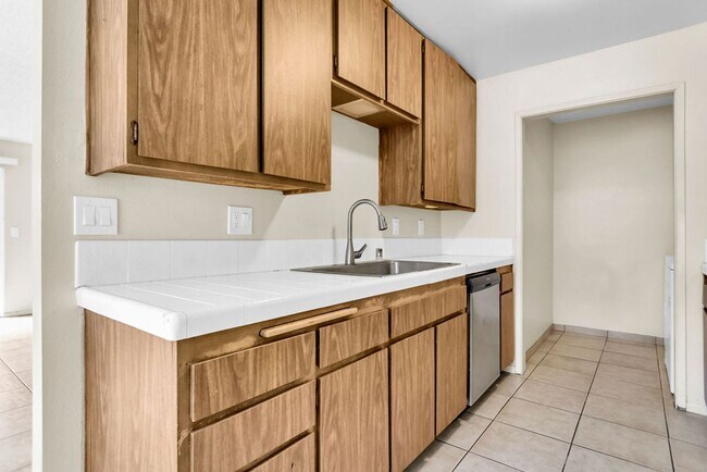 Foto del edificio - Great three bedroom/two bath single level corner townhome in UTC!