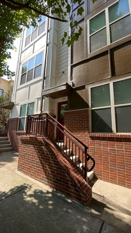 Building Photo - 1028 Skyline View Way