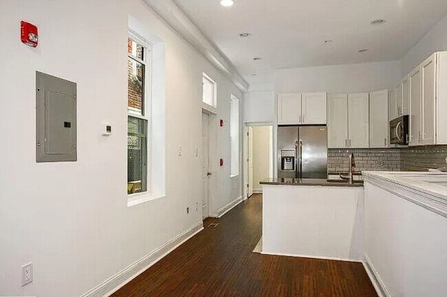 Foto del edificio - 1824 W Girard Ave