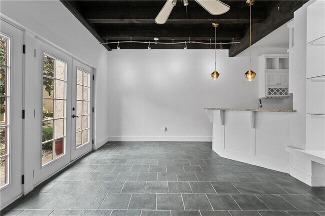 Building Photo - 1111 W 46th St #24