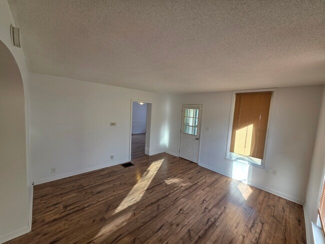 Building Photo - 3 bedroom house FOR RENT
