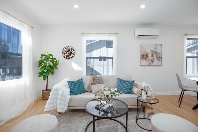 Building Photo - 2267 Las Flores Dr