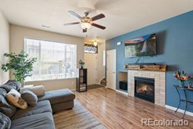 Building Photo - Bright & Spacious 3 bed 3 bath Townhome in...