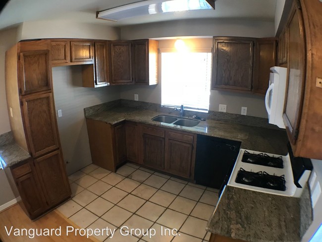 Building Photo - 2 br, 2 bath Apartment - 332 E. Amerige Ave.