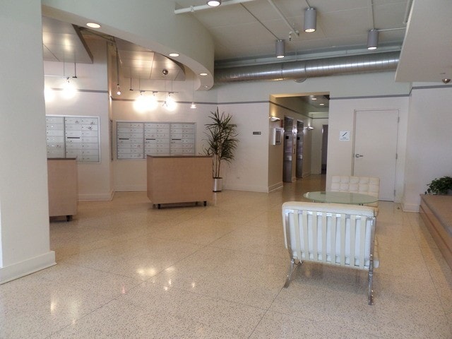 Entrance lobby - 212 E Cullerton St