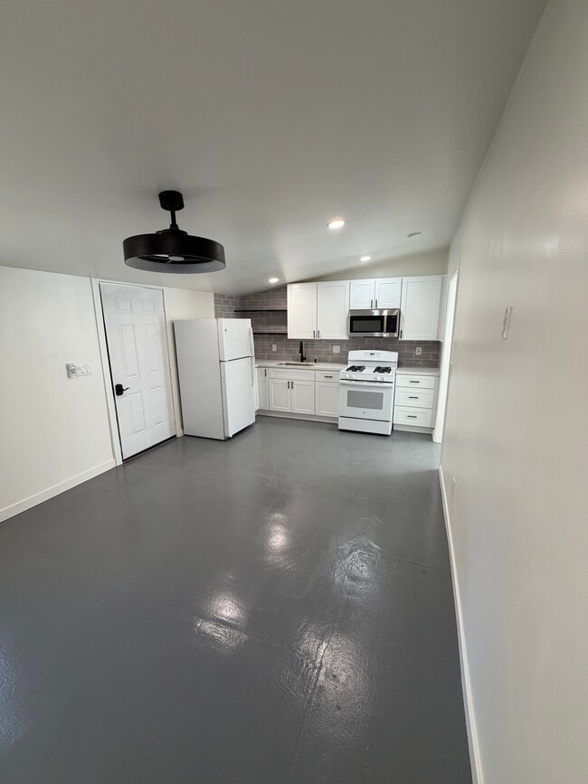 Foto del edificio - 8119 McNulty Ave