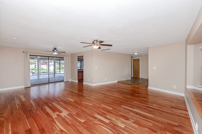 Building Photo - 824 Village Way