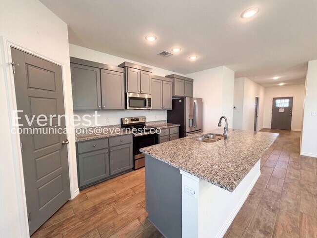 Building Photo - 2207 Hornbeam St