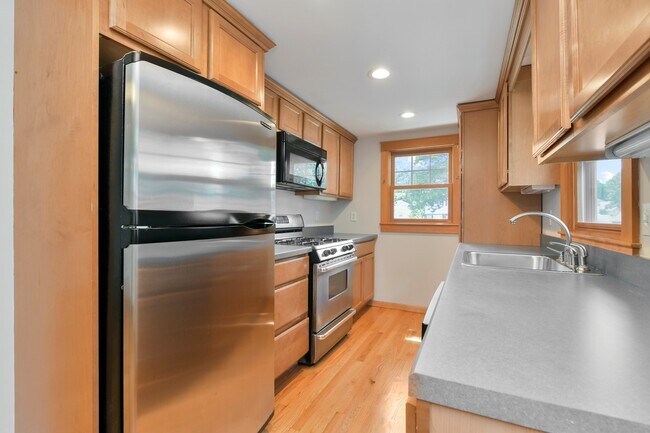 Building Photo - 10 Westchester Cir