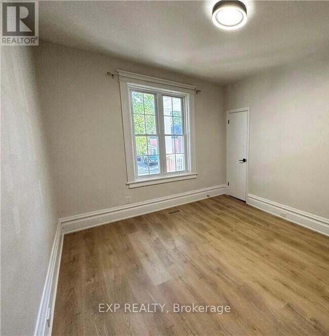 Building Photo - 162 Ivy Crescent