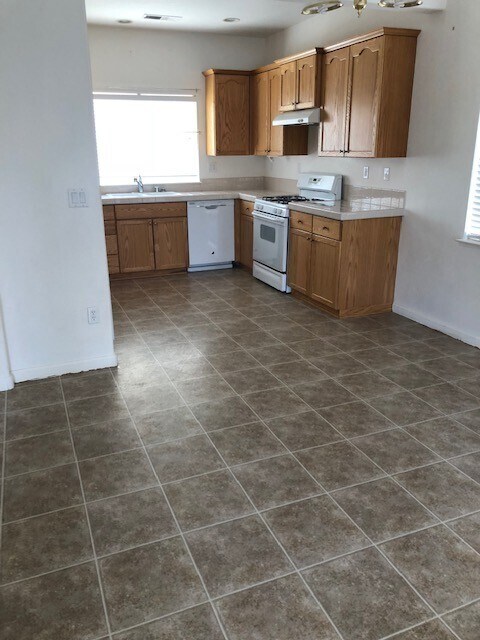 Primary Photo - Very nice home near golf course