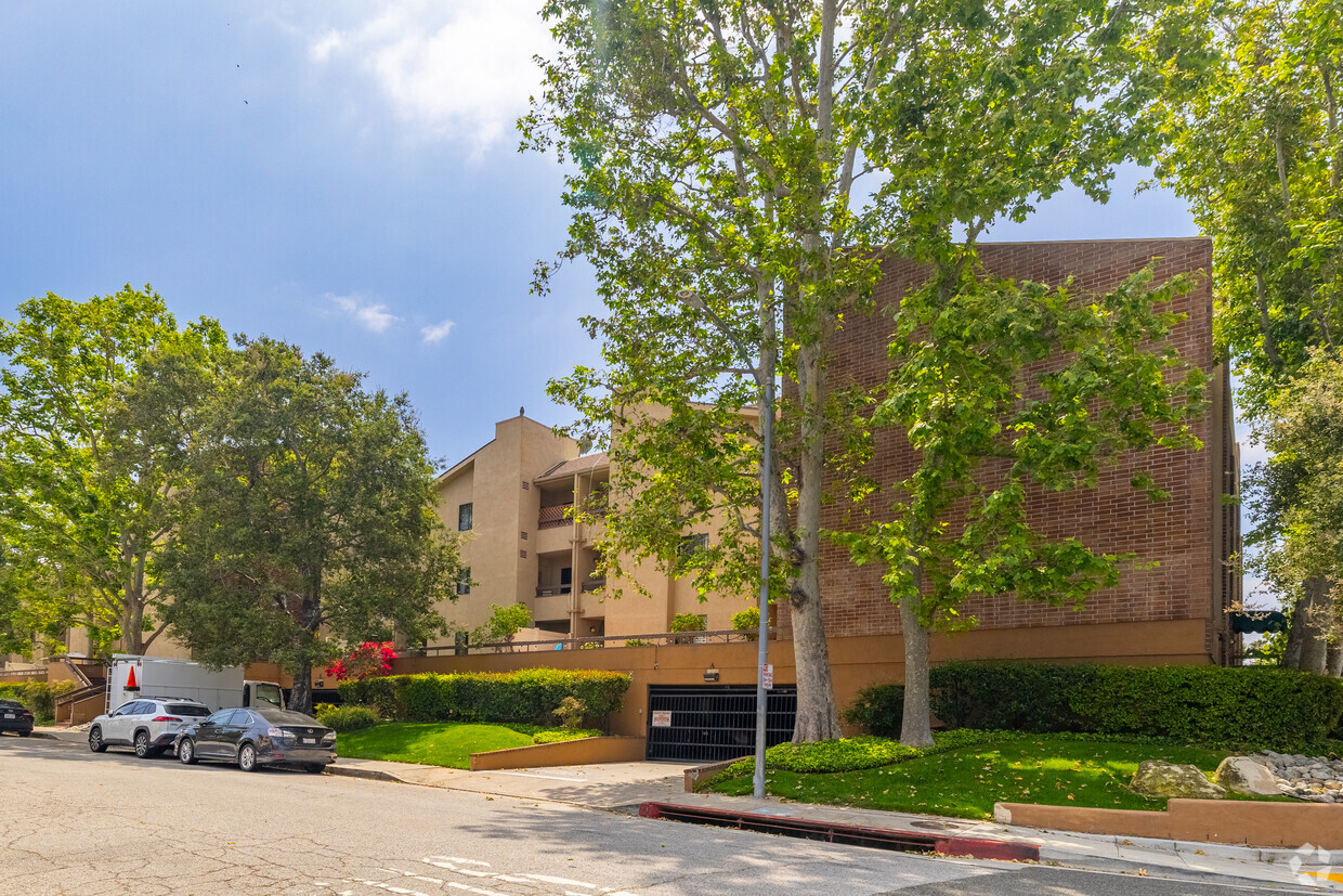 Primary Photo - Glendale Oaks