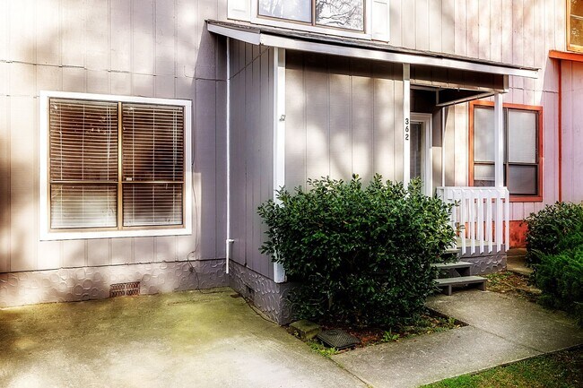 Foto del edificio - 2 bedroom, 2 bathroom lakeside Townhouse