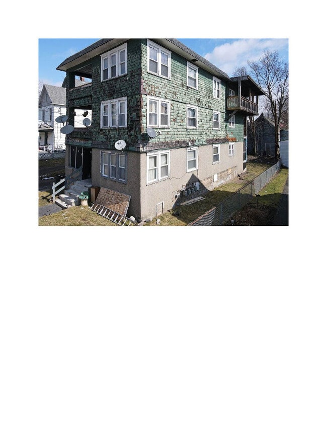 Building Photo - 197 Saint Charles St