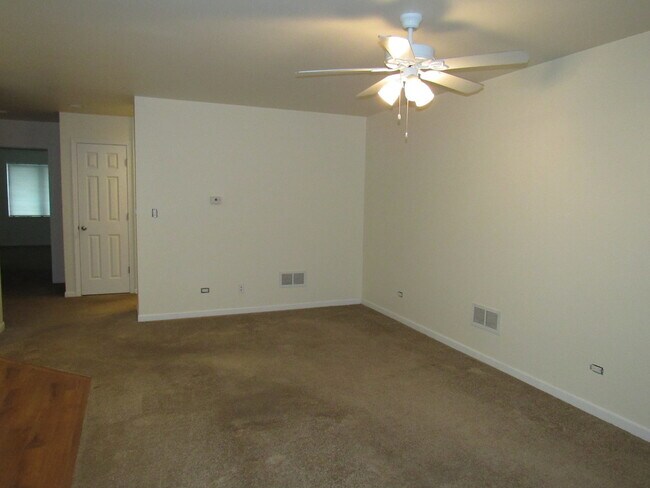 Building Photo - 922 W Bergera Rd