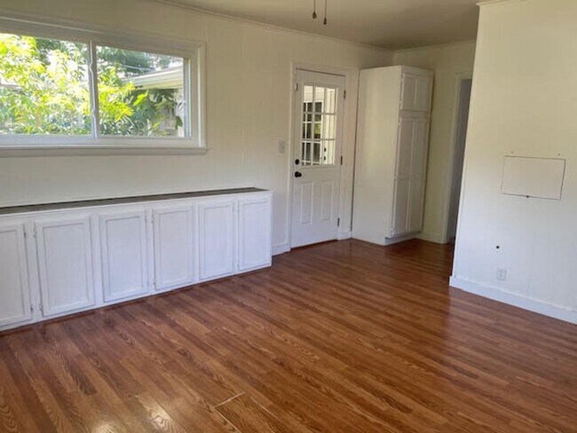 Building Photo - "Hot Summer Special" $250 off the first mo...
