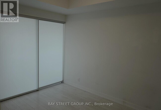 Photo du bâtiment - 2200 Lake Shore Blvd W