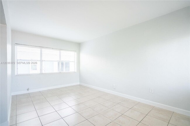 Foto del edificio - 8315 Byron Ave
