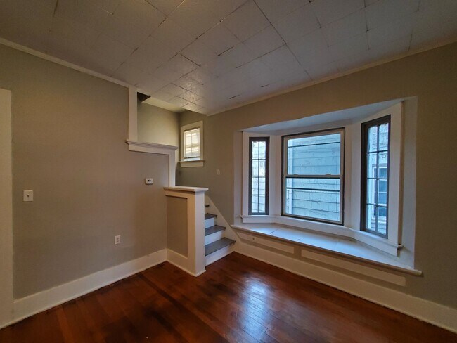 Building Photo - 230 Kenwood Ave