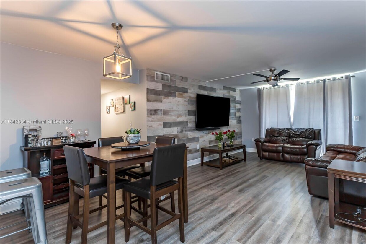 Foto principal - 3490 Foxcroft Rd