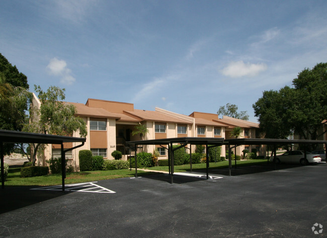 Foto del edificio - Forest Lakes Village